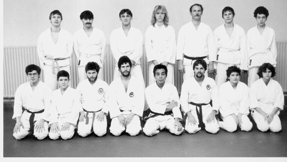 Maître Yoshikazu Kamigaito (1ère rangée, 4ème à partir de la droite) lors d’un stage à Mamer, en décembre 1984